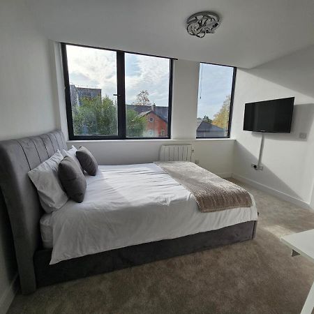 Brand New Trafford Apartment แมนเชสเตอร์ ภายนอก รูปภาพ