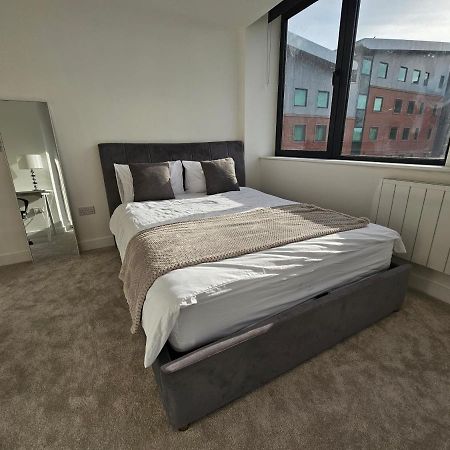 Brand New Trafford Apartment แมนเชสเตอร์ ภายนอก รูปภาพ