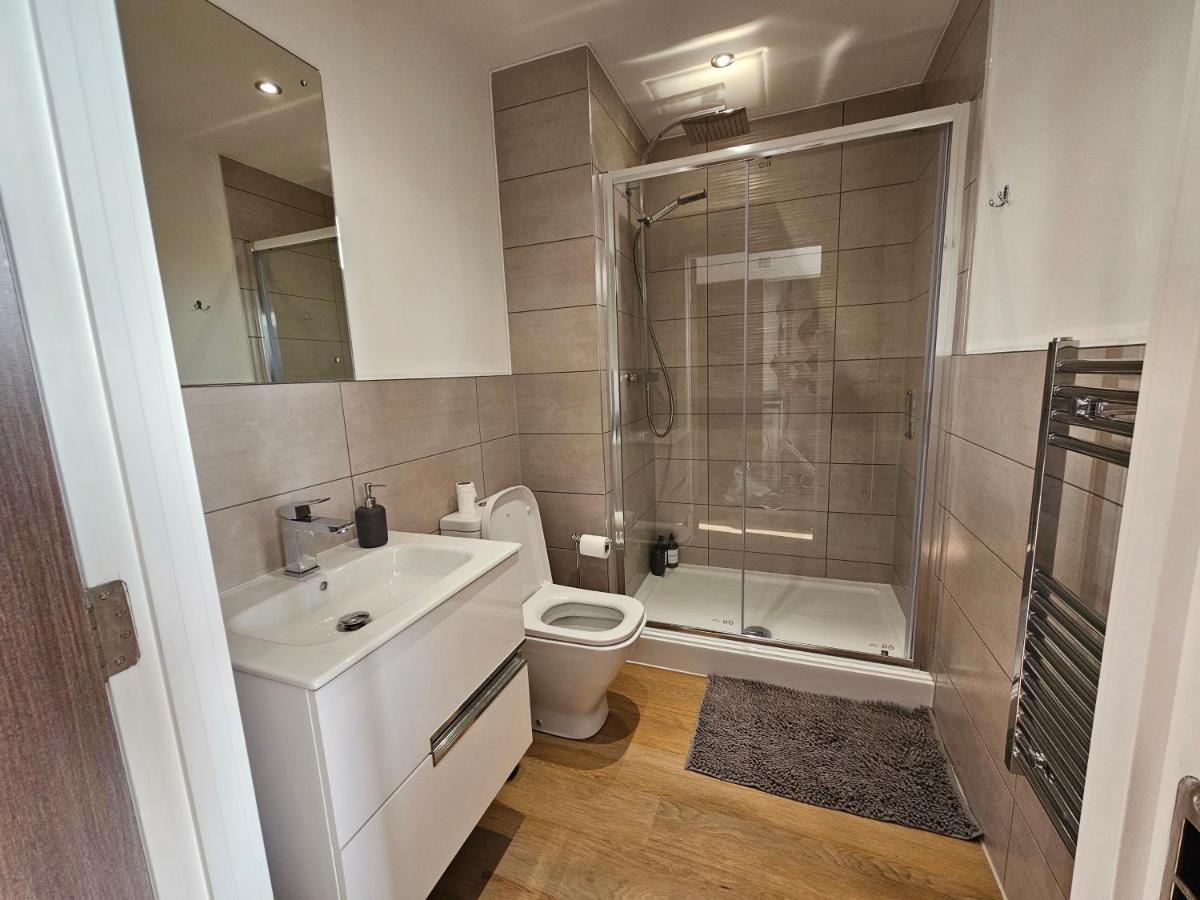 Brand New Trafford Apartment แมนเชสเตอร์ ภายนอก รูปภาพ