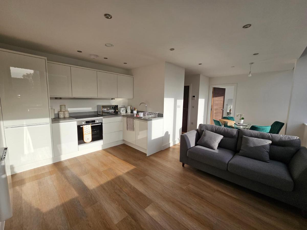 Brand New Trafford Apartment แมนเชสเตอร์ ภายนอก รูปภาพ