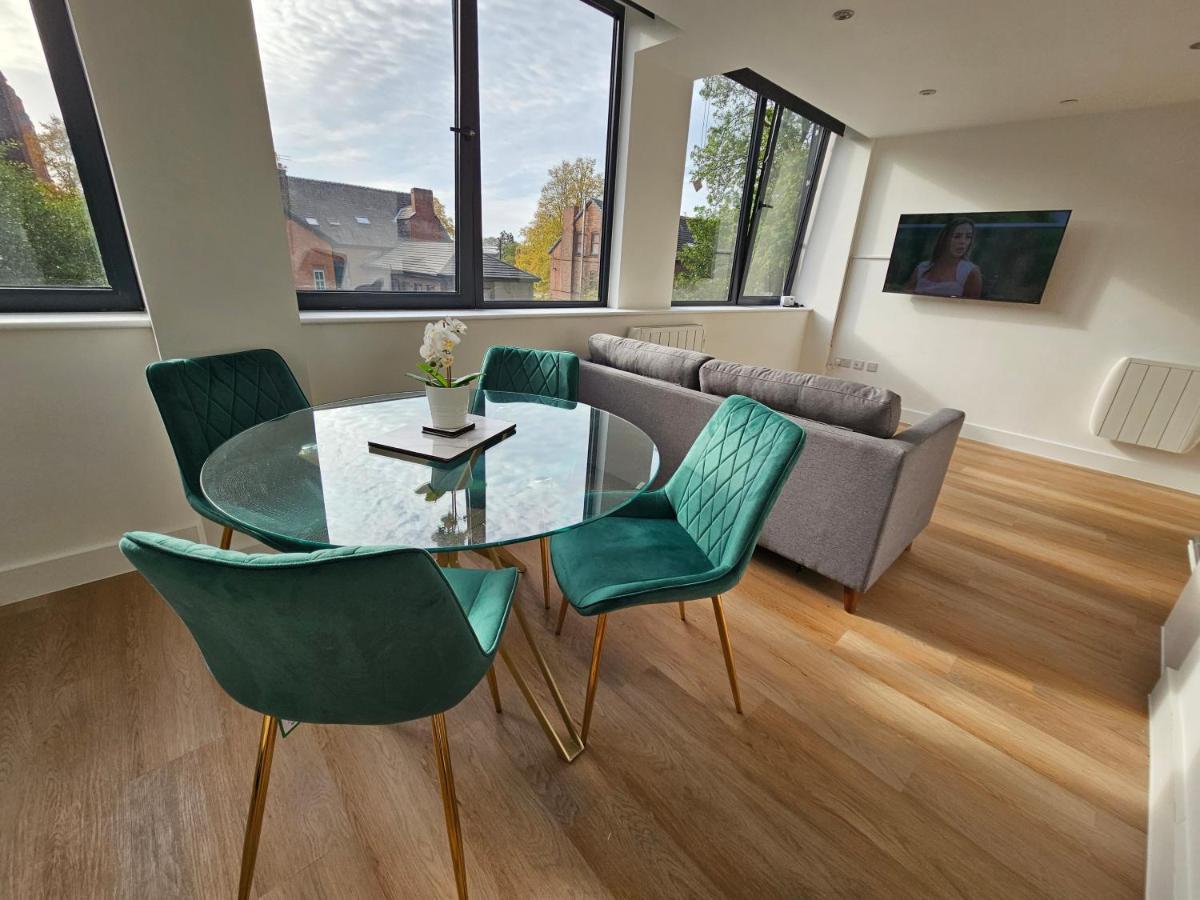 Brand New Trafford Apartment แมนเชสเตอร์ ภายนอก รูปภาพ