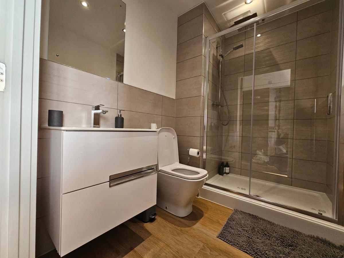 Brand New Trafford Apartment แมนเชสเตอร์ ภายนอก รูปภาพ