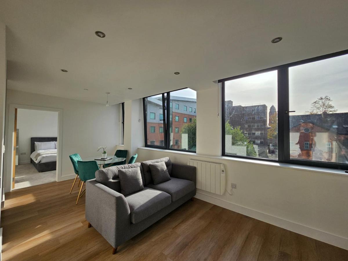 Brand New Trafford Apartment แมนเชสเตอร์ ภายนอก รูปภาพ