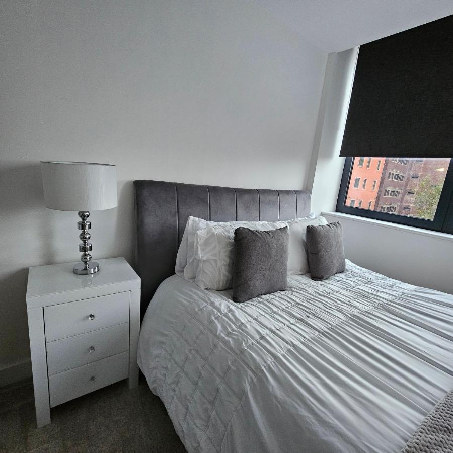 Brand New Trafford Apartment แมนเชสเตอร์ ภายนอก รูปภาพ